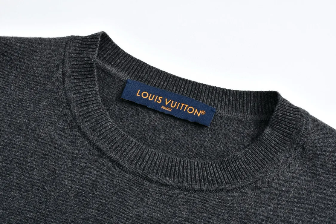 🅿️440 1v 25SS cuff jacquard crew neck sweater (grey) The original version was purchased for 15,100 and developed. The fabric is made of 55% cashmere fabric and 45% cotton. The fabric is soft and comfortable and does not cling to the upper body. The three-dimensional and stylish version can be worn outside or as a base layer. The fabric is washed frequently to fix the pattern and color. The jacquard is made of professional point jacquard on wool looms imported from Germany, and is reproduced from the original 1:1 scanned pattern. This round-neck pullover is made of soft cashmere in trendy tones and features Monogram elements on the ribbed knitted cuffs. It goes well with a variety of looks. Size:S-M-L-XL